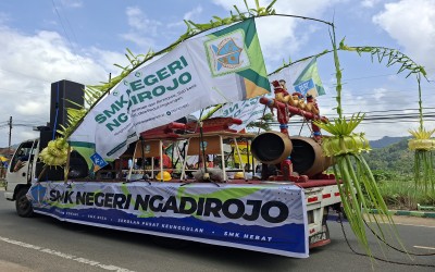 Parade HUT ke-80 RI SMKN Ngadirojo Tampilkan Kreativitas dan Sejarah Pembangunan Sekolah
