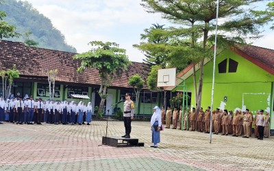 Upacara Bendera Hari Senin Bersama Kapolsek Ngadirojo Dalam Rangka Sosialisasi Tata Cara dan Etika Berlalu Lintas